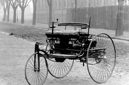 The automobile brought comfort and autonomy, transforming the concept of people transportation.